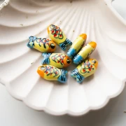 Perle poisson 21x11 mm en céramique - Jaune - Orange - Bleu x1