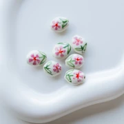 Perle ovale 15.5x12.5 mm en céramique - Motif fleur - Blanc - Rose - Vert x1
