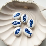 Perle ovale 20x17 mm en céramique - motif poisson - Blanc - Bleu foncé x1
