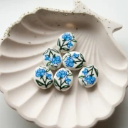 Perle ovale 19x16 mm en céramique - motif fleur - Blanc - Bleu - Vert x1