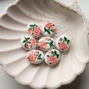 Perle ovale 19x16 mm en céramique - motif fleur - Blanc - Rose - Vert x1