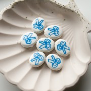 Perle ovale 19x16 mm en céramique - motif noeud - Blanc - Bleu x1