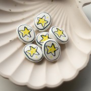 Perle ovale 19.5x16 mm en céramique - motif étoile - Blanc - Jaune x1