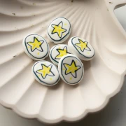 Perle ovale 19.5x16 mm en céramique - motif étoile - Blanc - Jaune x1