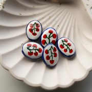 Perle ovale 22x16.5 mm en céramique - motif tomates - Blanc - Rouge - Bleu x1