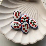Perle ovale 22x16.5 mm en céramique - motif tomates - Blanc - Rouge - Bleu x1