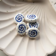 Perle ovale 18.5x15 mm en céramique - motif coquillage - Blanc - Bleu foncé x1