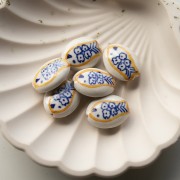 Perle ovale 21x16 mm en céramique - motif poisson - Blanc - Ocre - Bleu x1