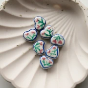 Perle coeur 12x14 mm en céramique - motif fleur - Blanc - Bleu - Rose x1