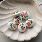 Perle ovale 21x18 mm en céramique - motif roses - Blanc - Rose - Vert x1