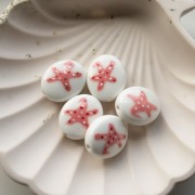 Perle ovale 21x18 mm en céramique - motif étoile de mer - Blanc - Rose x1