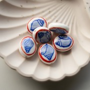 Perle ovale 20.5x17 mm en céramique - motif coquillage - Blanc - Bleu - Rouge x1