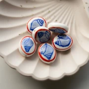Perle ovale 20.5x17 mm en céramique - motif coquillage - Blanc - Bleu - Rouge x1