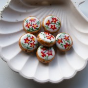 Perle ronde aplatie 20 mm en céramique - motif fleurs - Blanc - Rouge x1