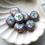 Perle ronde aplatie 20 mm en céramique - motif fleurs - Marron - Bleu x1