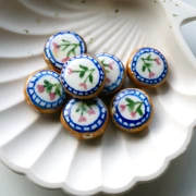 Perle ronde aplatie 20 mm en céramique - motif fleurs - Marron - Bleu x1