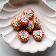 Perle ronde aplatie 20 mm en céramique - motif fleurs - Marron - Rouge x1