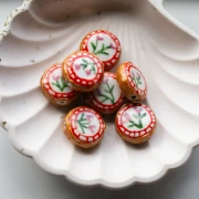 Perle ronde aplatie 20 mm en céramique - motif fleurs - Marron - Rouge x1