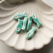 Pendentif poisson 25x10 mm en céramique - Turquoise x1