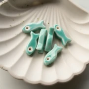 Pendentif poisson 25x10 mm en céramique - Turquoise x1