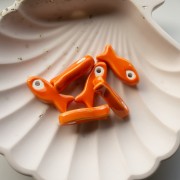 Pendentif poisson 25x10 mm en céramique - Orange x1