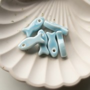 Pendentif poisson 25x10 mm en céramique - Bleu ciel x1
