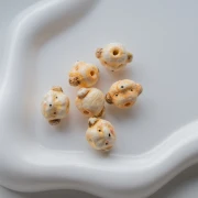 Perle tête de chien 12.5x18 mm en céramique - Beige x1