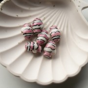 Perle poisson clown 13x17.5 mm en céramique - Vieux rose - Blanc x1