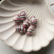 Perle poisson clown 13x17.5 mm en céramique - Vieux rose - Blanc x1