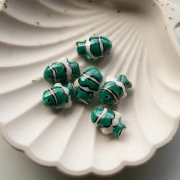 Perle poisson clown 13x17.5 mm en céramique - Vert foncé - Blanc x1