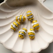 Perle poisson clown 13x17.5 mm en céramique - Jaune - Blanc x1