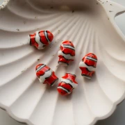 Perle poisson clown 13x17.5 mm en céramique - Rouge - Blanc x1