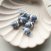 Perle poisson clown 13x17.5 mm en céramique - Bleu - Blanc x1