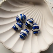 Perle poisson clown 13x17.5 mm en céramique - Bleu foncé - Blanc x1