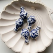 Perle vase 27x17 mm en céramique - motif champètre - Blanc - Bleu x1