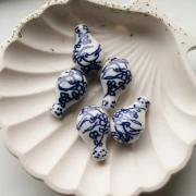 Perle vase 27x17 mm en céramique - motif champètre - Blanc - Bleu x1