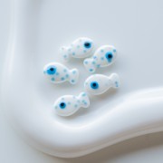 Perles poisson 11x19.5 mm en céramique - Blanc à pois Bleu ciel x1