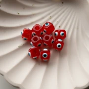 Perle cube en résine 8 mm - motif oeil en relief - Rouge - Blanc - Bleu x1