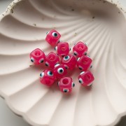 Perle cube en résine 8 mm - motif oeil en relief - Rose - Blanc - Bleu x1