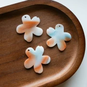 Pendentif fleur 32x30 mm en acétate - Marbré Bleu ciel - Blanc - Cuivré nacré x1