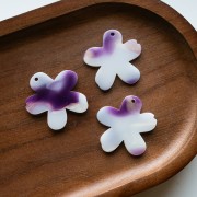 Pendentif fleur 32x30 mm en acétate - Marbré Blanc - Violet - Doré x1