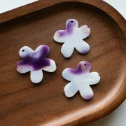 Pendentif fleur 32x30 mm en acétate - Marbré Blanc - Violet - Doré x1