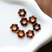 Pendentif fleur 14 mm en acétate - Terrazzo Marron - Noir x1