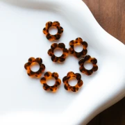 Pendentif fleur 14 mm en acétate - Terrazzo Marron - Noir x1