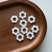 Pendentif fleur 14 mm en acétate - Blanc nacré x1