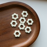Pendentif fleur 14 mm en acrylique - Blanc cassé x1
