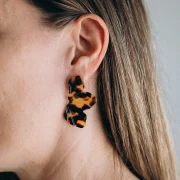 Boucles d'oreilles demi fleur 47x27 mm - Ecaille de tortue - Marron - Noir x2