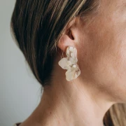 Boucles d'oreilles demi fleur 47x27 mm - Marbré Ivoire - Beige foncé x2
