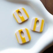 Pendentif carré évidé 21 mm en acétate - Rayés Blanc - Jaune x1