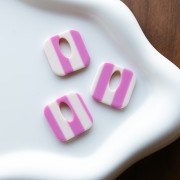 Pendentif carré évidé 21 mm en acétate - Rayés Blanc - Magenta x1